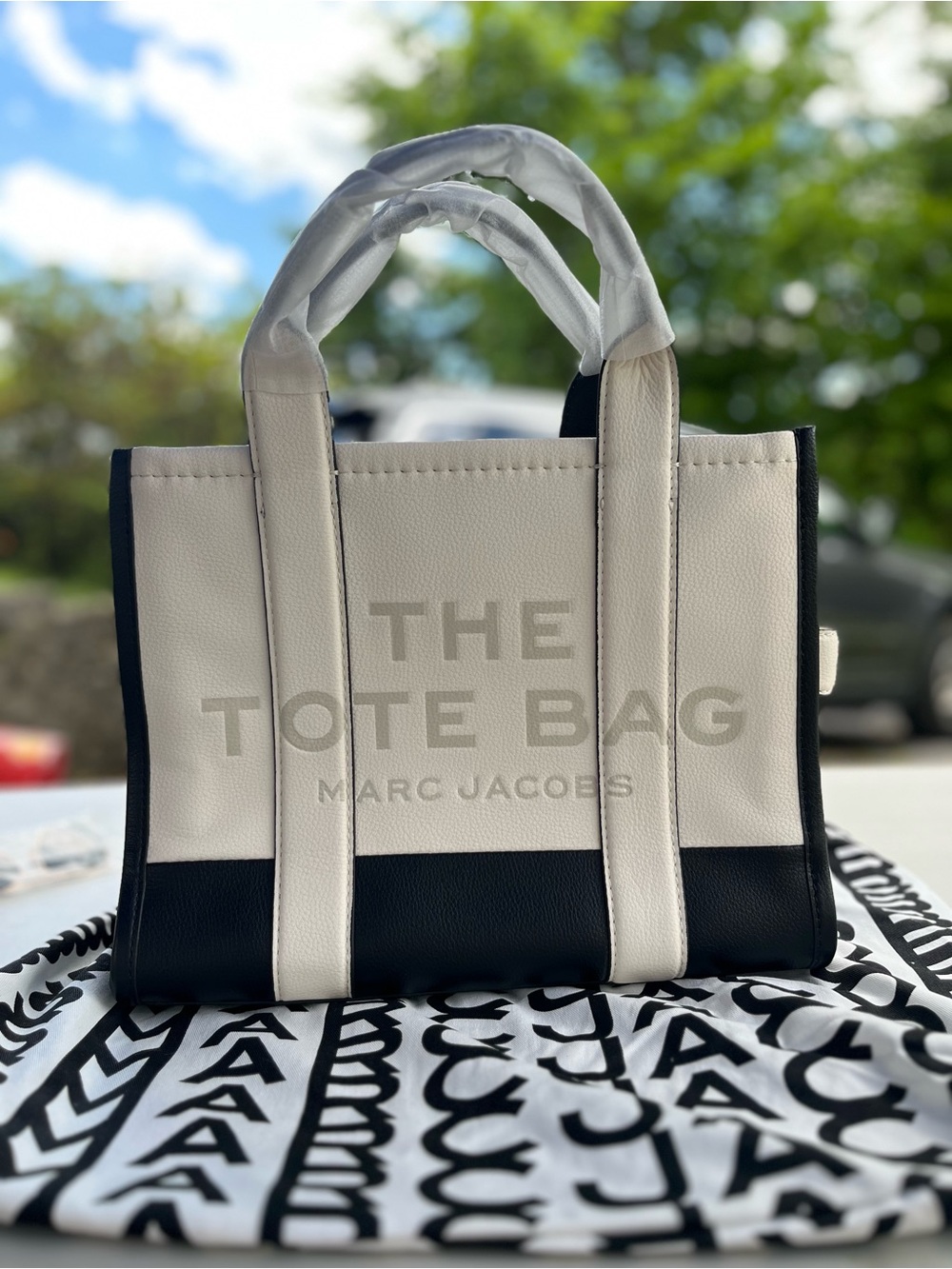 Marc Jacobs Cream and Black Colorblocked Tote - Picture 2 of 3